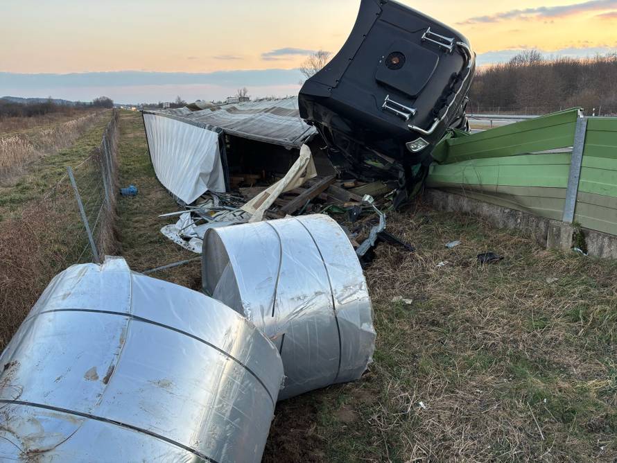 Dramatične fotografije s A4: Kamionu pukla guma u vožnji! Sletio s ceste pa probio ogradu