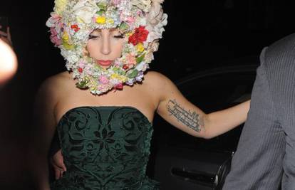 Lady 'lončanica': Pjevačica je umjesto šešira nosila cvijeće