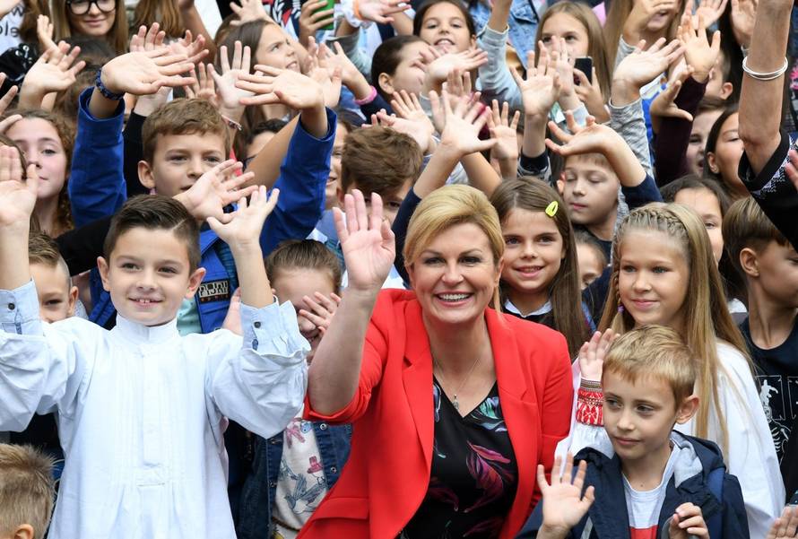 Predsjednica Grabar-KitaroviÄ posjetila Osnovnu Å¡kolu Luka u Sesvetama