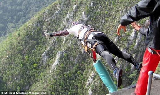 Rekorder: Skočio bungee 105 puta sa mosta visokog 216 m 