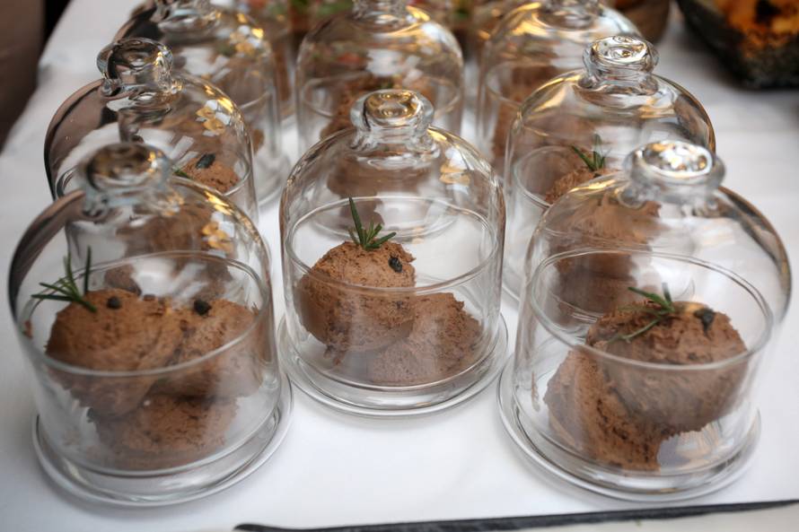 Split: U sklopu Gastro adventa Å¾upan i novinari upalili prvu adventsku svijeÄu