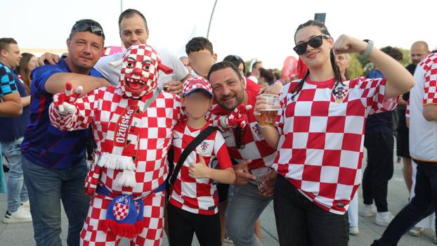 FOTO Invazija na Opus Arenu: Jedan navijač u dresu Nikole Pokrivača, stigao i Cro Shrek