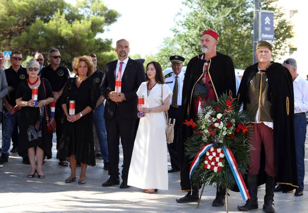Šibenik: Kod Spomen obilježja smrtno stradalim hrvatskim braniteljima položeni vijenci 