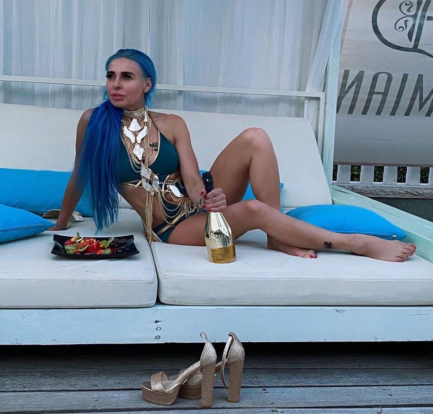 'Vampirica' Olja postala časna: Križala se pa skakutala s jajima