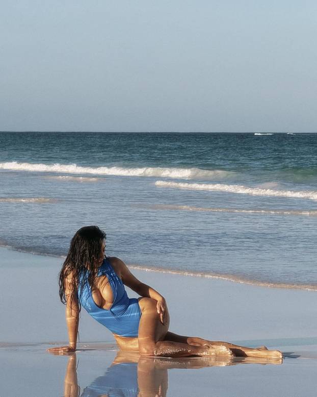 Pogledajte ova 'vruća' izdanja slavnih dama! Vole tangice i čipku i imaju svoju liniju veša...