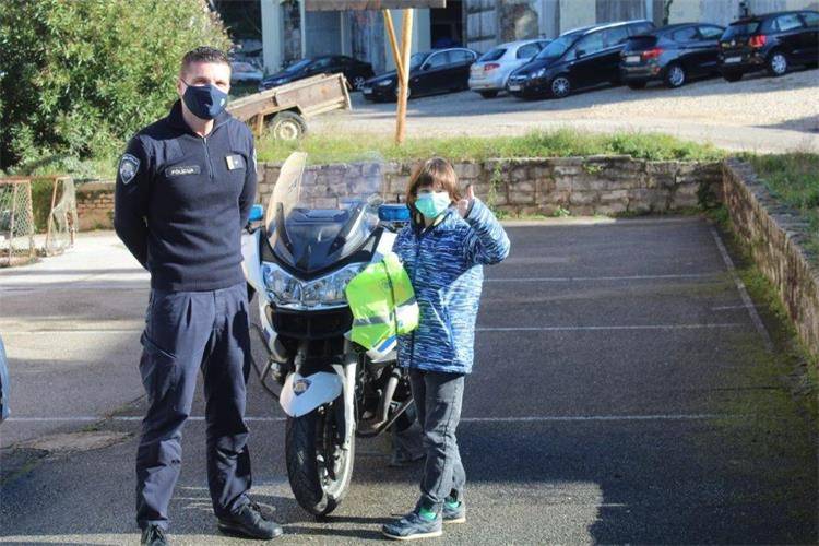 Policija je nagradila Karola (9) koji je pronašao novčanik: ' I ja želim jednog dana biti policajac'