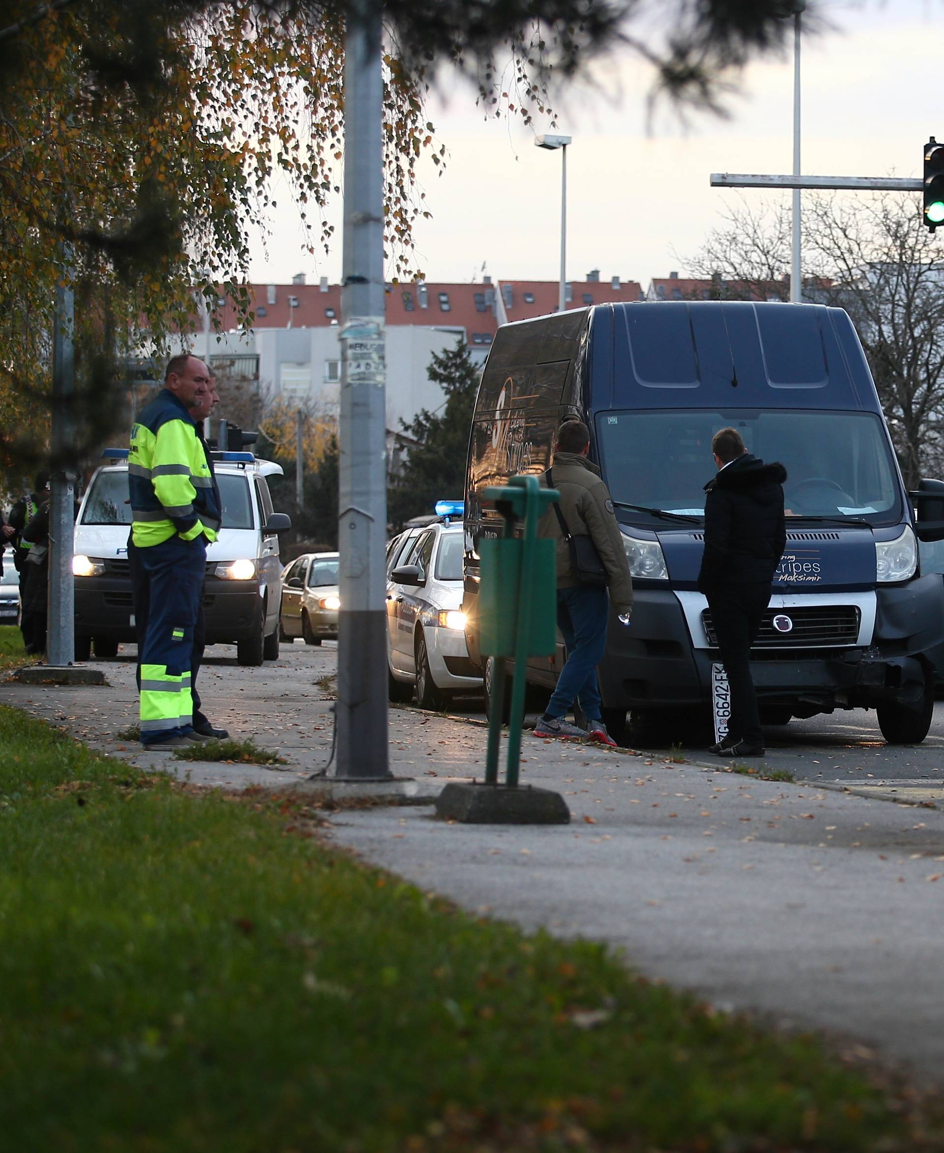 Sudarila se dva kombija i auto u Zagrebu, poginuo muškarac