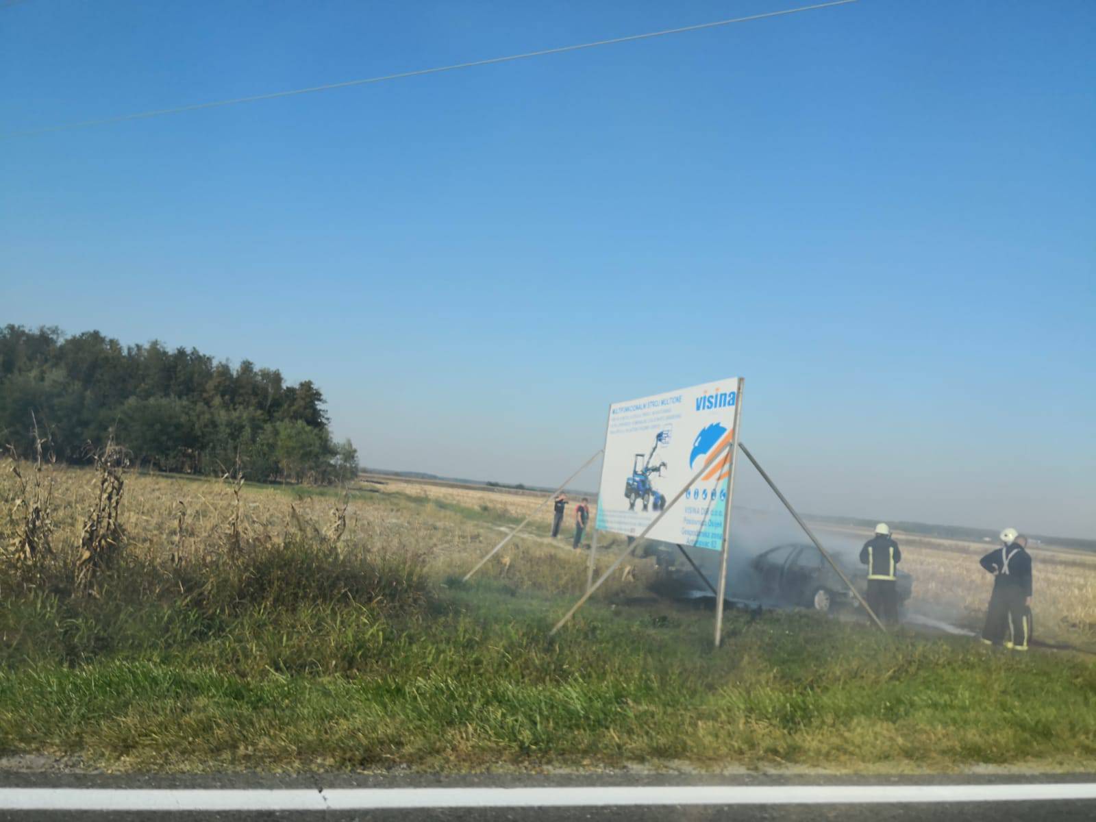 Planuo auto na obilaznici kod Osijeka: Vatrogasci na terenu