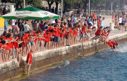 Millenium Jump: 1500 ljudi skočilo u more s rive u Zadru