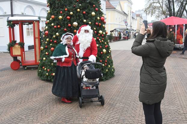 Bjelovar: Baka i Djed Mraz na bjelovarskom adventu uveseljavaju sve naraštaje