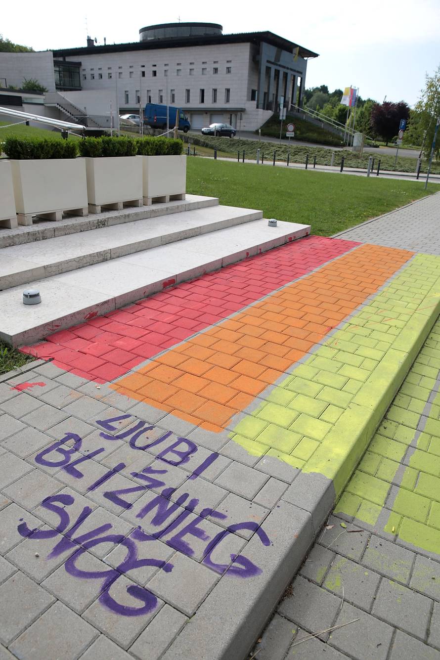 Zagreb: Ugibalište i plo?nik ispred zgrade HBK obojani bojama zastave LGBT zajednice