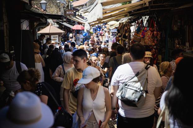 Mostar: Brojni turisti rashladili se u Neretvi