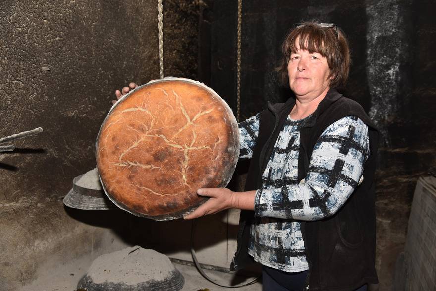 Ivana iz Zagvozda peče domaći kruh