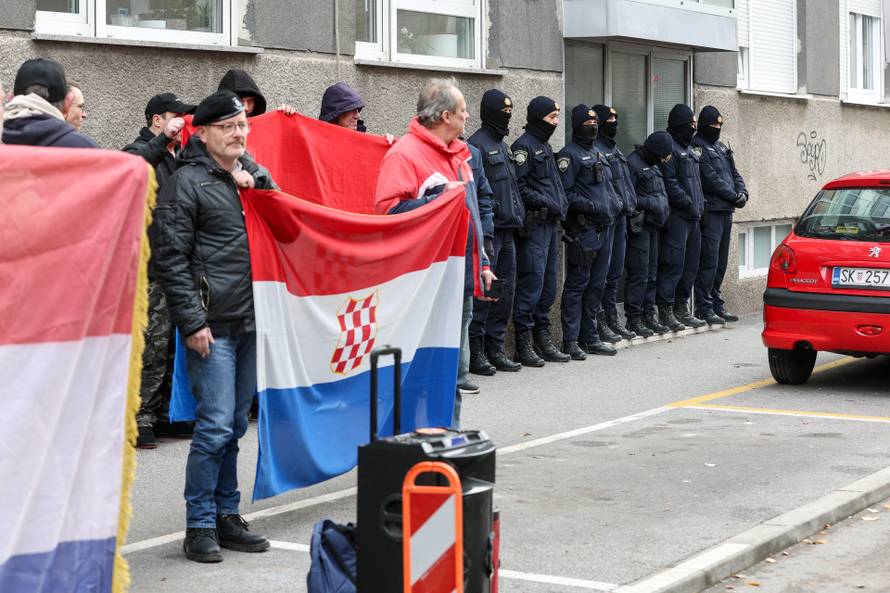 Prosvjednici  su stigli pred stan Tomislava Tomaševića i najavili  da će pjevati Thompsonove pjesme 