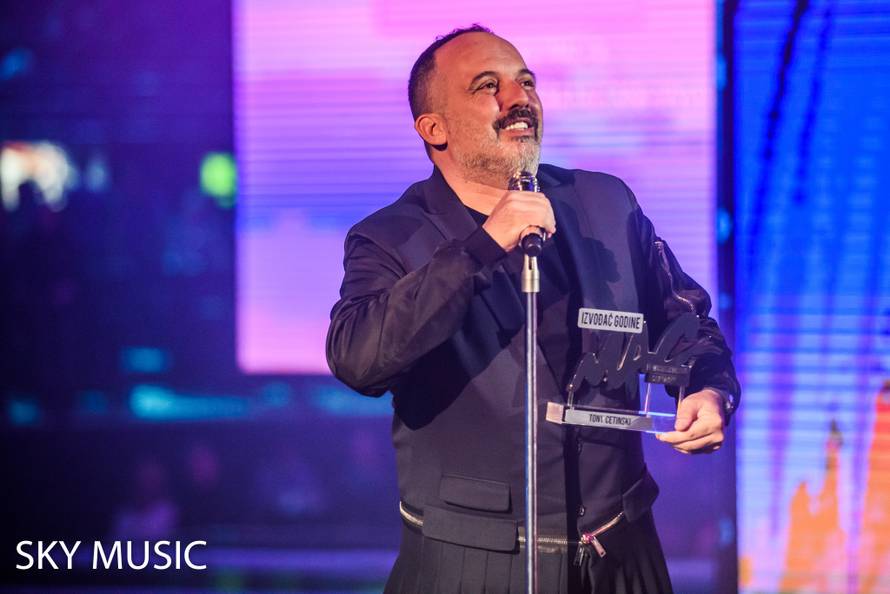 Tony Cetinski šokirao outfitom: Na dodjeli MAC-a 'isfurao' kilt