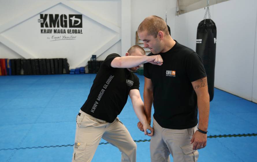 Naučite se spasiti od napada palicom, nožem i pištoljem!