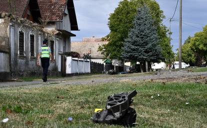 Slike strave i užasa: Poginuli mladići imali su 17 i 23 godine, motor je izletio iz automobila