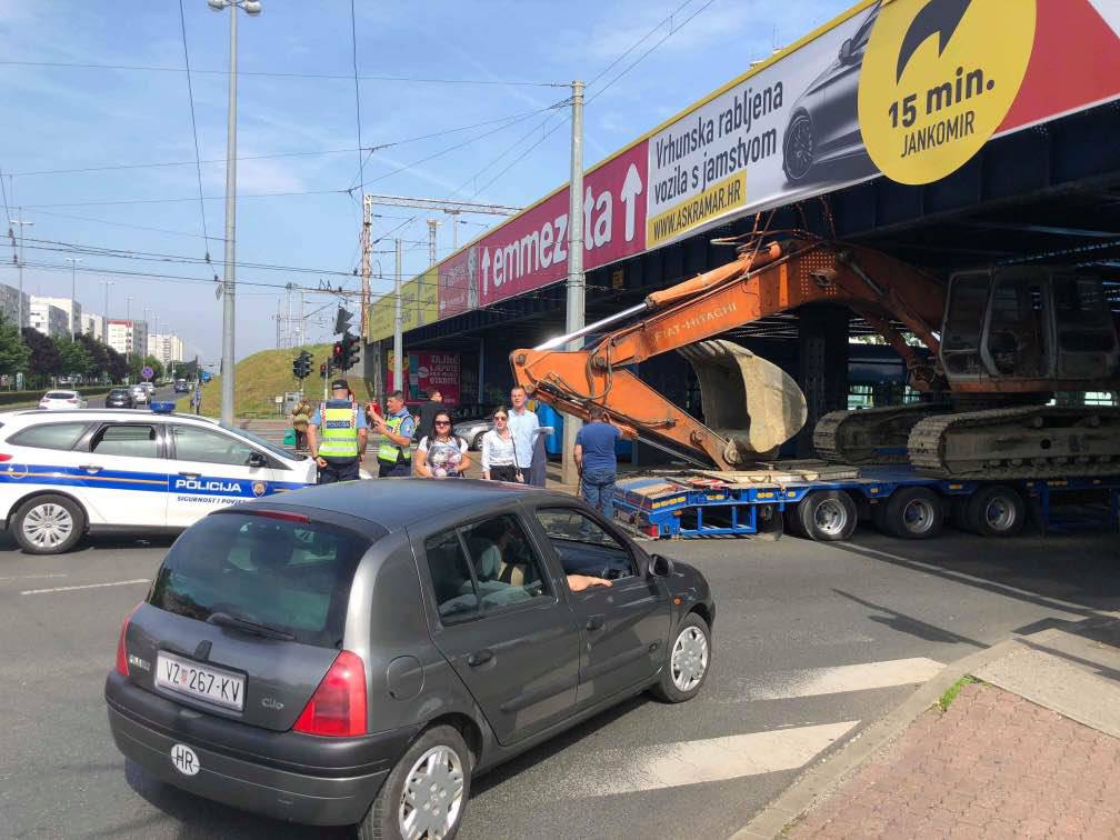 Kamion s bagerom zapeo za nadvožnjak na Držićevoj aveniji