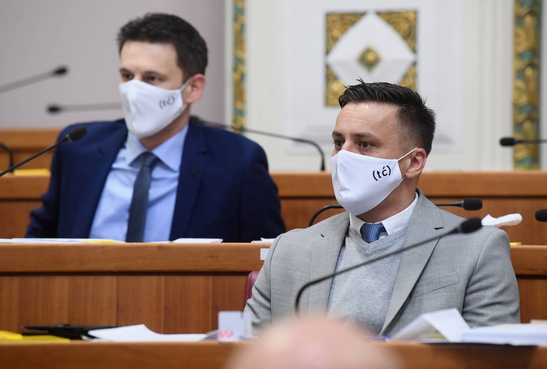 Zagreb: Saborski zastupnici Mosta u Sabor došli s maskama na kojima piše "tć"