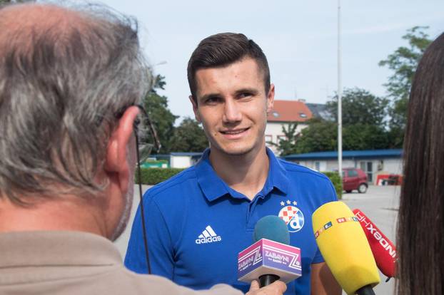 Zagreb: DruÅ¾enje igraÃ¨a GNK Dinamo s predstavnicima medija ispod juÅ¾ne tribine stadiona Maksimir