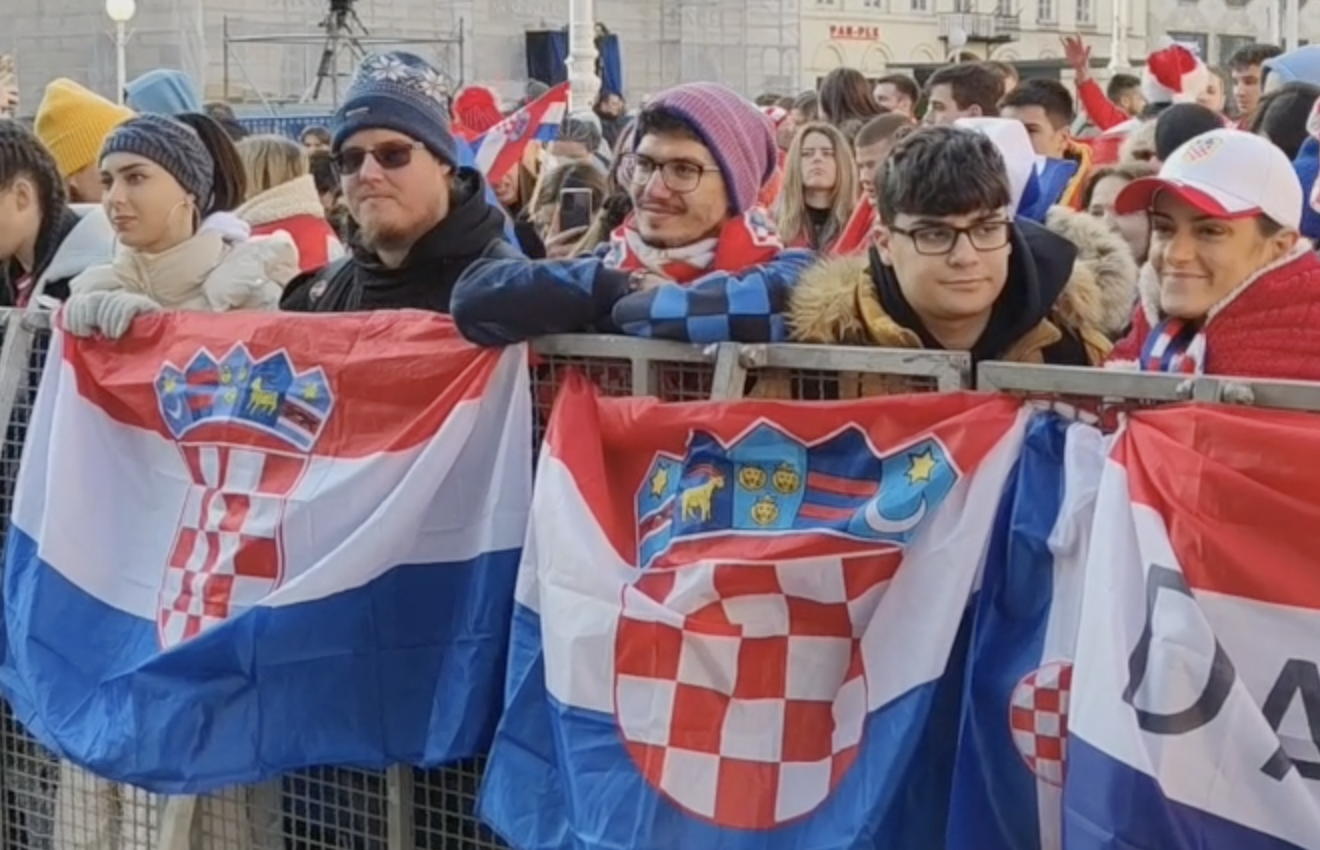 FOTO Pogledajte kako izgleda Trg! Pa ovo je ludnica! Avion s vatrenima ušao je u Hrvatsku