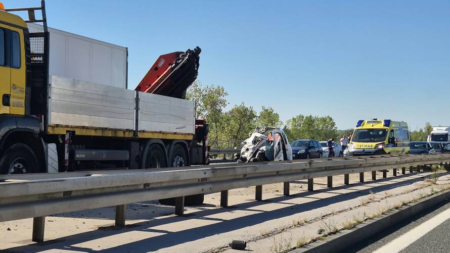 Fotografije s mjesta užasa: Auti su zdrobljeni između kamiona!