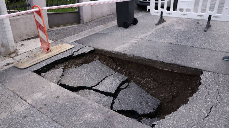 Urušio se dio ceste u Zagrebu: Građani rupu ogradili kantama