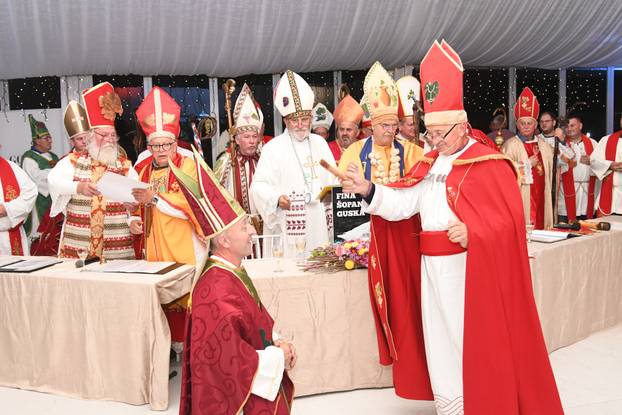 Križevci: Krštenje vina okupilo je 50-ak biskupa Svetih Martina iz cijele Hrvatske