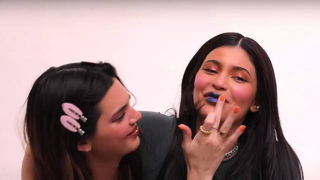 Najavljuje jesenski hit: Kendall Jenner isfurala crni ruž za usne