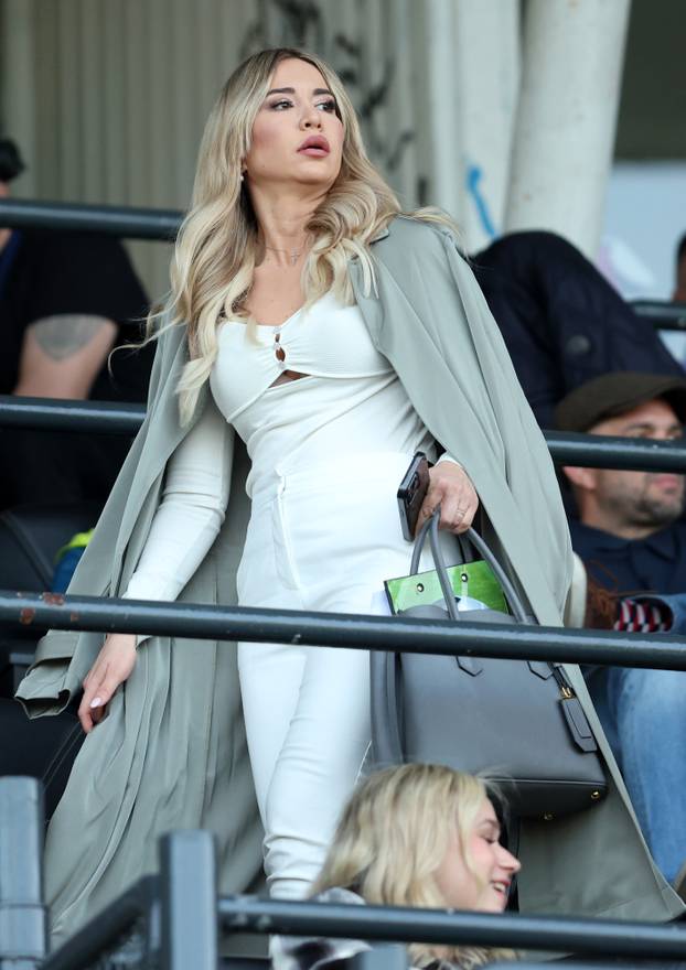 Zagreb: Valentina Miletić u izazovnoj modnoj kombinacija plijenila je pozornost okupljenih sudionika