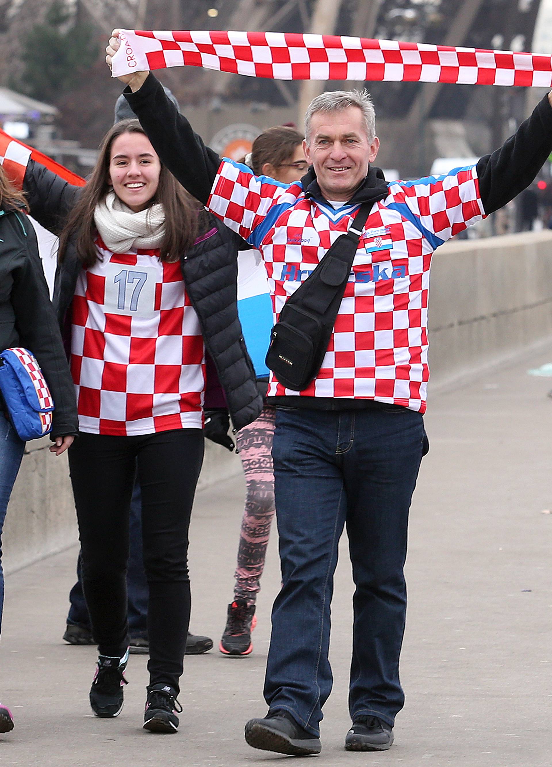 Javljanja uživo iz Pariza: Ori se pjesma hrvatskih navijača