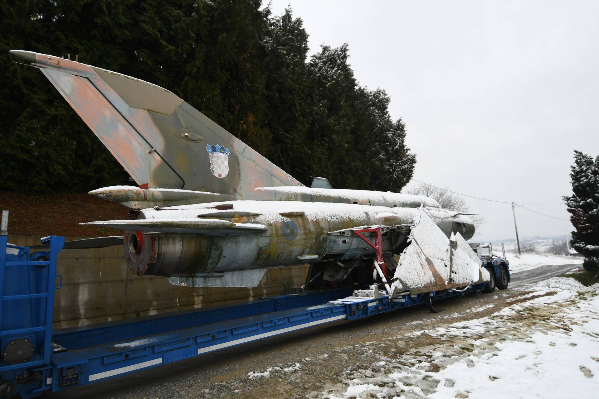 Bjelovar: Zrakoplov MiG 21 BIS i helikopter Mil Mi-24 dopremljeni u Kapelu gdje će biti turistička atrakcija