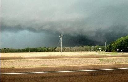 SAD: Tornado čupao sve pred sobom, najmanje jedan mrtav