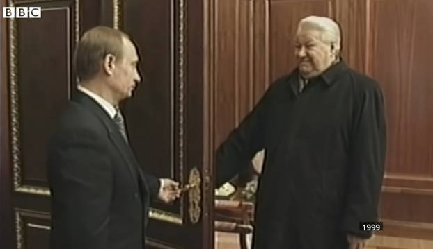 Putinov život u fotografijama: S vremenom je izgubio osmijeh,  ali ne i mišiće koje rado izlaže...