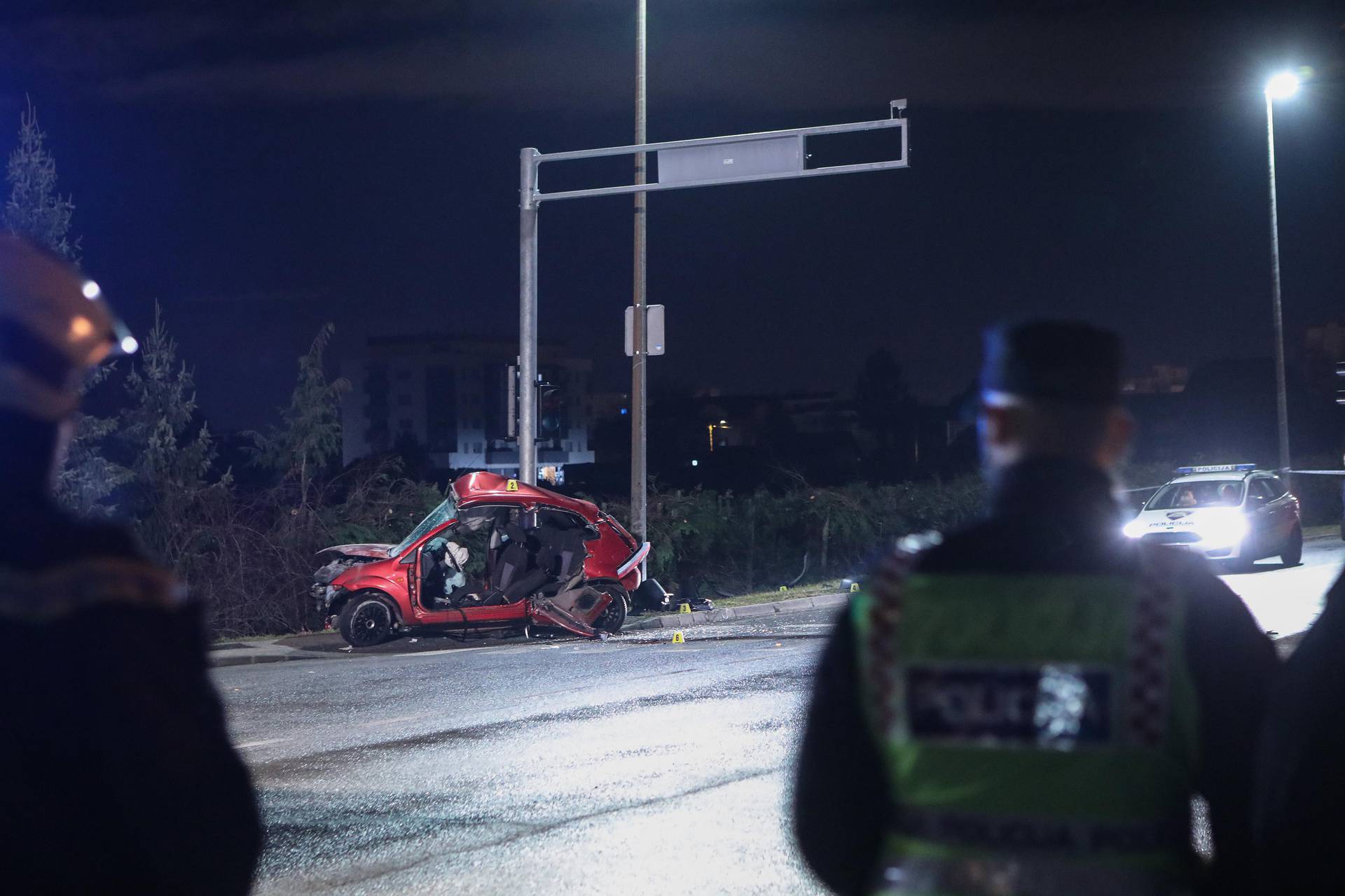 Vozač (22) poginuo u Velikoj Gorici: Ford naletio na semafor
