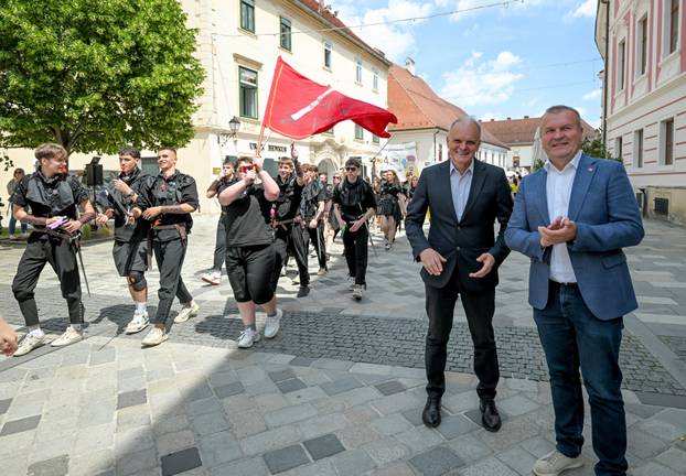 Maturanti u Varaždinu započeli svoj mimohod minutom šutnje za ubijenog Luku (19) iz Drniša