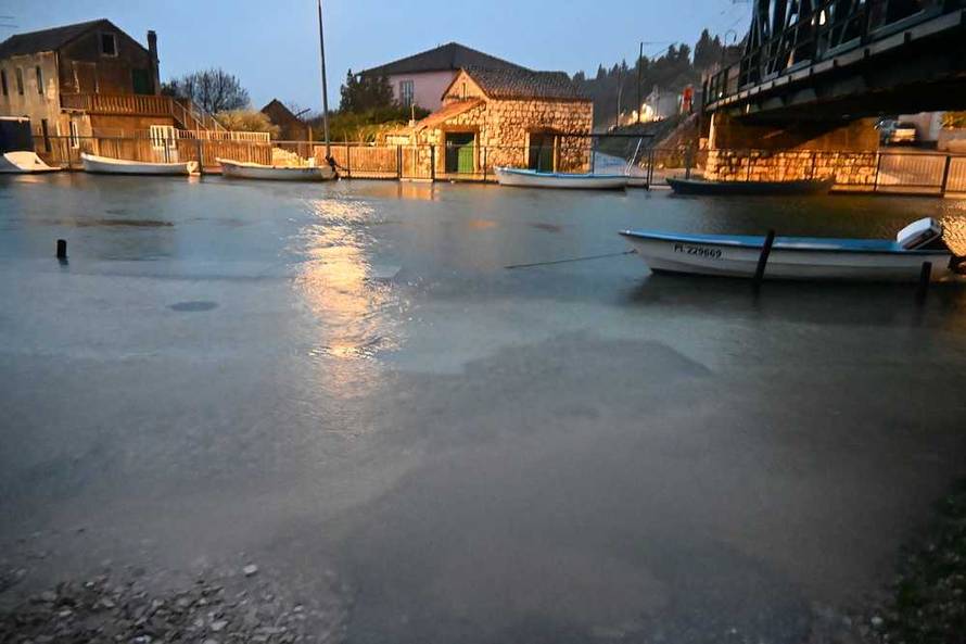 FOTO Poplava pogodila okolicu Ploča: 'Htio sam otići na WC pa sam iz kreveta završio u vodi'