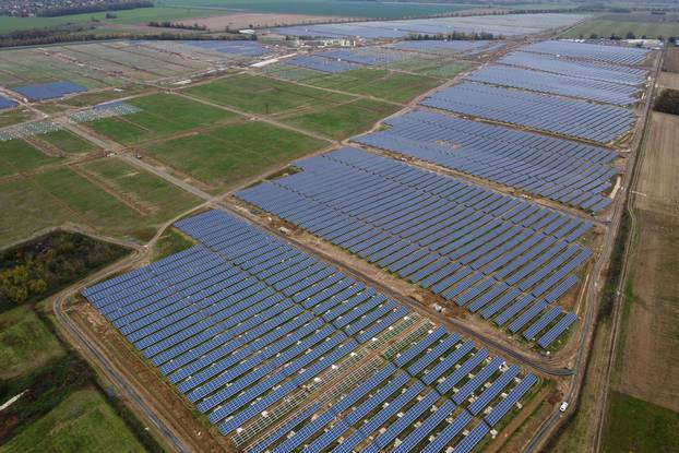 Fotografija snimljena 30. listopada 2020. prikazuje izgradnju fotonaponske elektrane u Kapošvaru u Mađarskoj, čija ukupna snaga iznosi 100 MW.