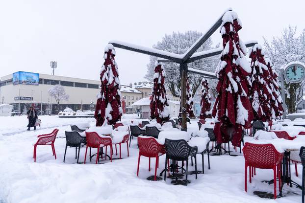 U Gospiću je izmjereno 16 cm snijega