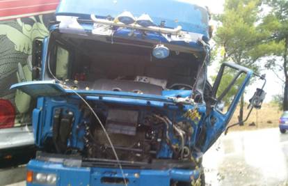 Kamionom se zabili u stablo u Sukošanu, dvoje ozlijeđenih