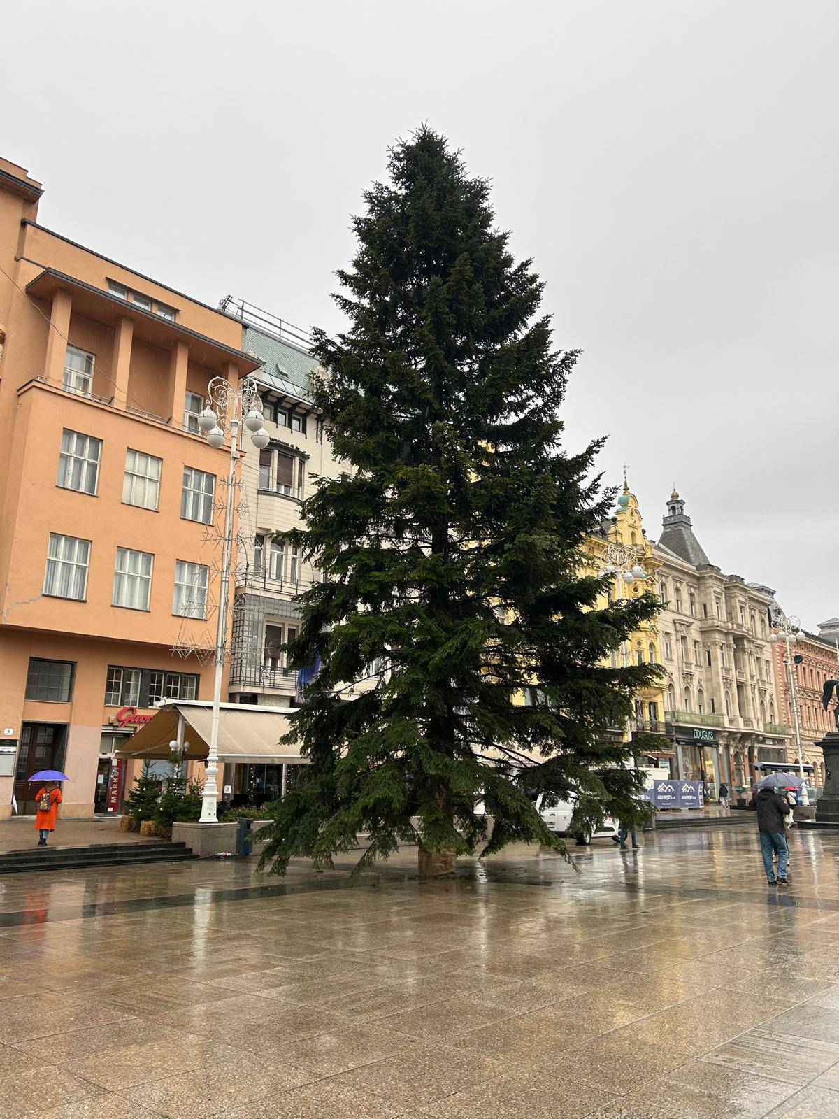 ANKETA Sviđa li vam se božićno drvce na zagrebačkom Trgu?