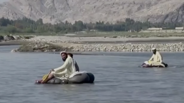 Profesori u Afganistanu prelaze preko rijeke na zračnicama kako bi stigli do škole: Nema mosta