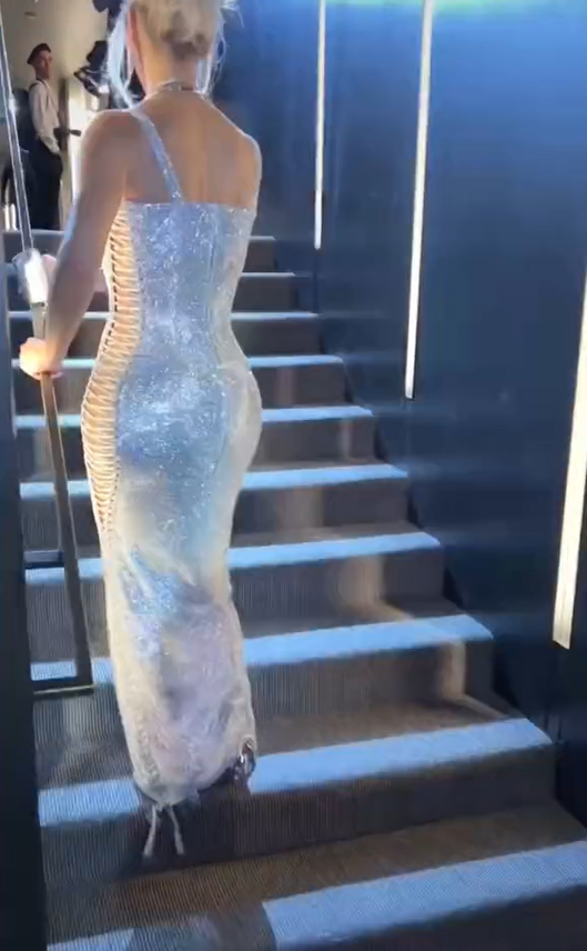 Urnebesan video Kardashianke postao hit: Zbog uske haljine skakala je po stepenicama