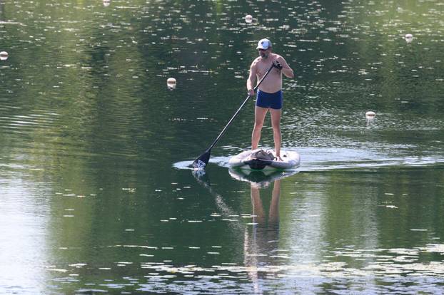Zagreb: Građani uživaju u sunčanoj nedjelji na Jarunu