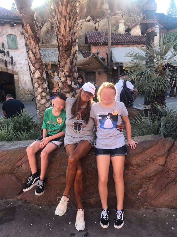 FOTO Ovisna je o solariju. Tamo je vodila i svoju 5-godišnju kćer. 'Kvarcala sam se svaki dan!'