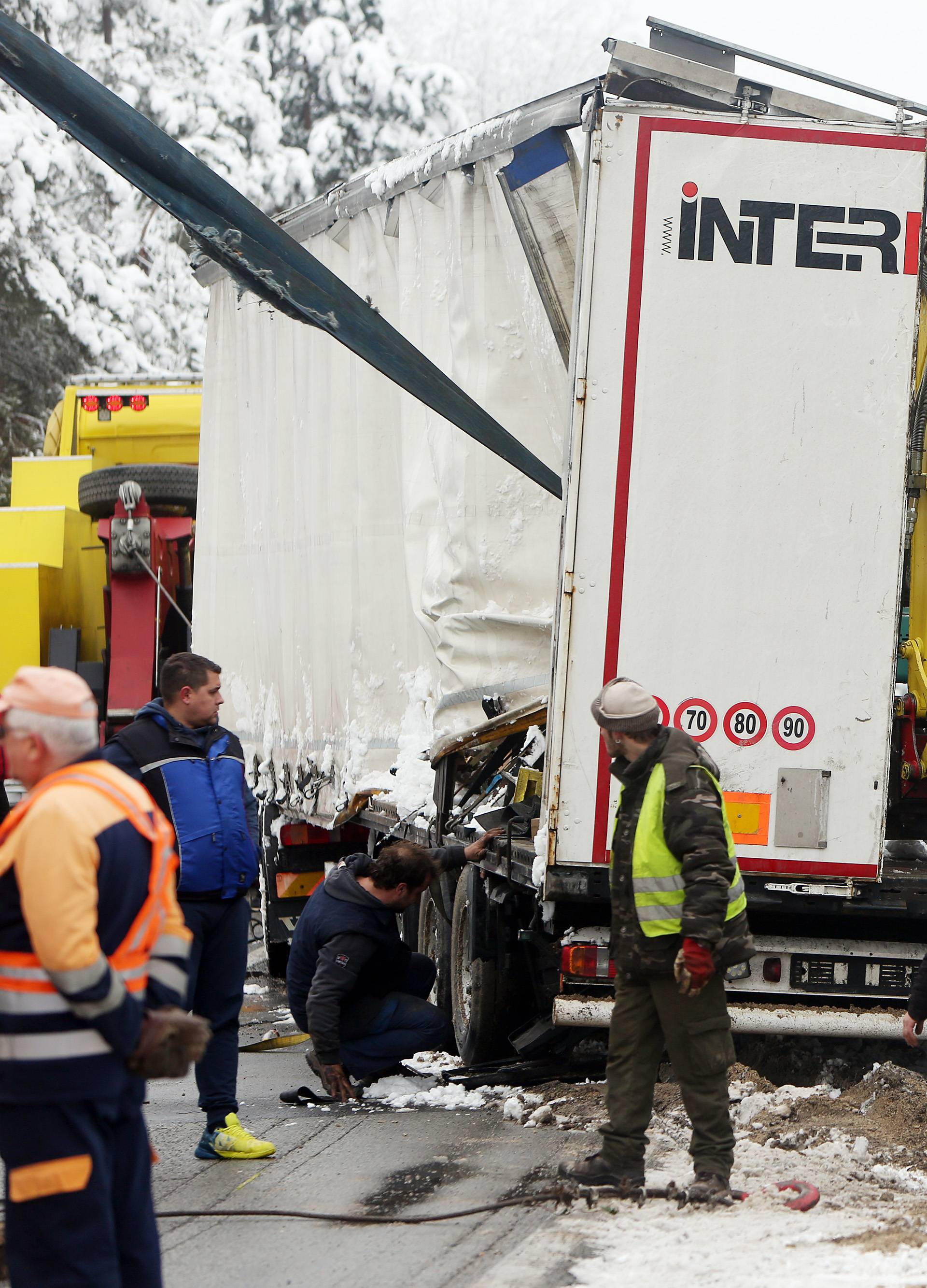 Rakovica: IzvlaÄenje kamiona s prikolicom koji je sletio se ceste prije dva dana