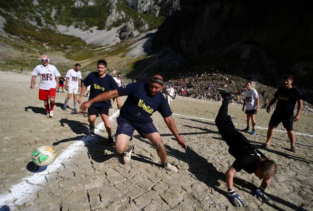 ARHIVA: Utakmica na dnu isušenog Modrog jezera koje danas doseže rekordan vodostaj