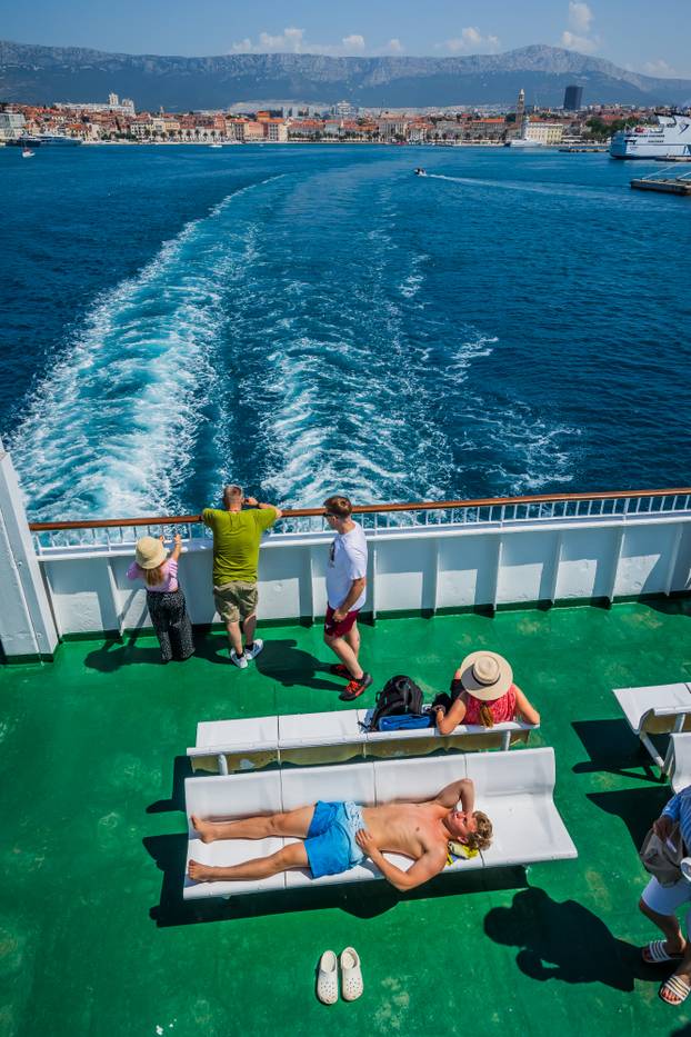 Split: Gužva na trajektu Petar Hektorović na relaciji Split - Vis