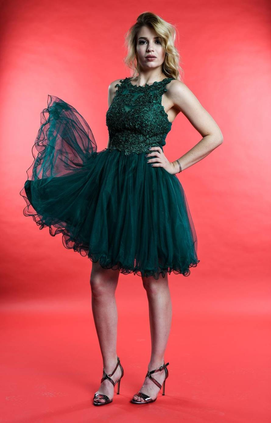 Frizura: Salon In -100 kn; Šminka: Manuela Šapro - 250 kn; Haljina: Butik Giovanni - 520 kn; Cipele: Zara - 99 kn UKUPNO: 969 kn