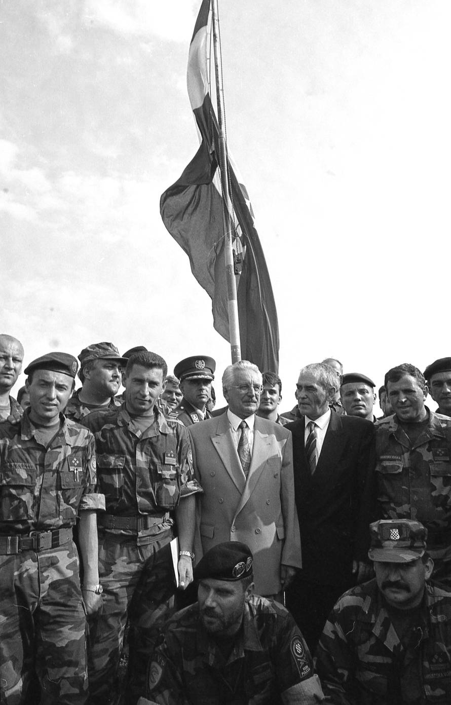 Predsjednik Franjo Tuđman s brojnim uglednicima posjetio je Grad Knin nakon VRO Oluja